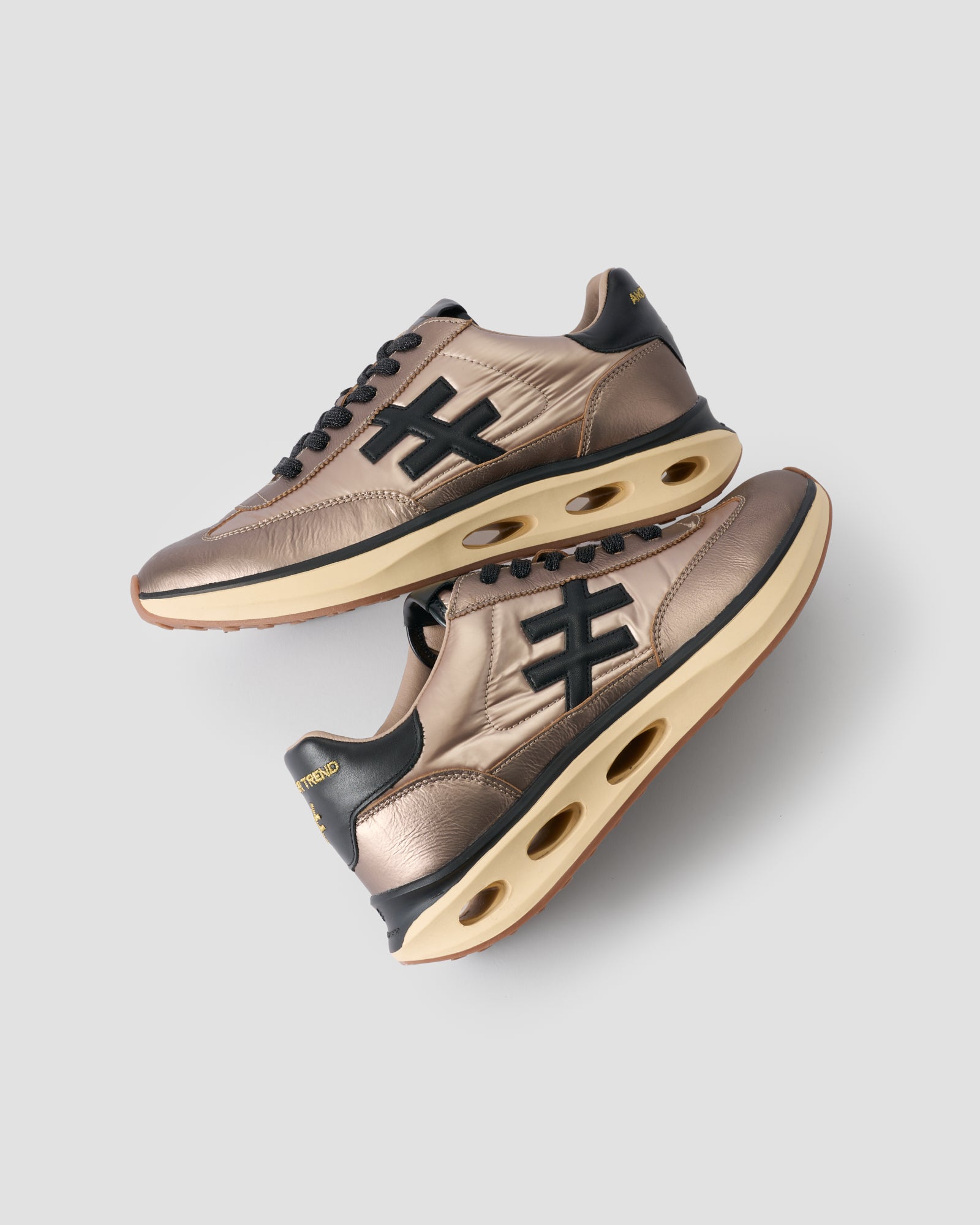 Sneakers deportivas en color bronce