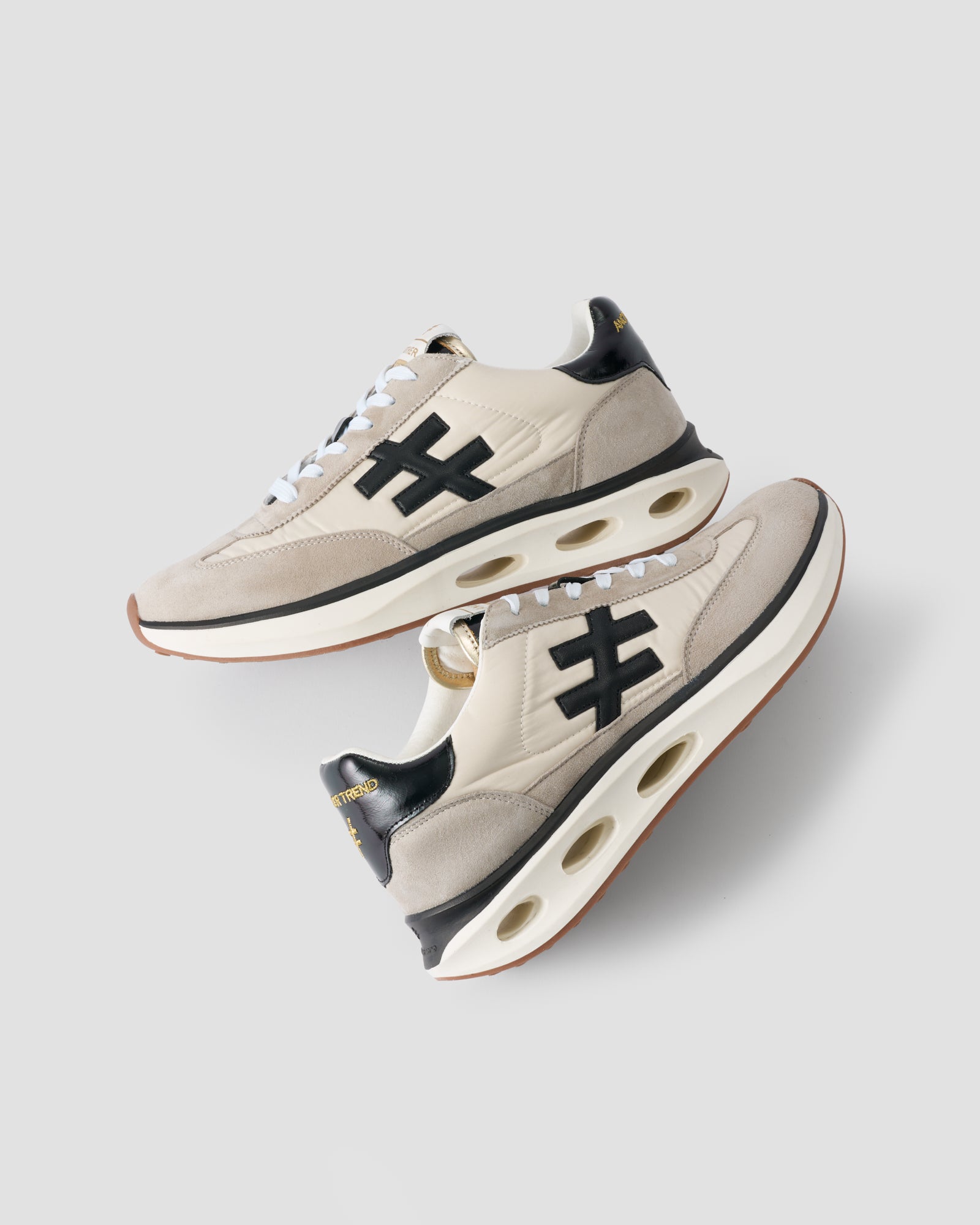 Zapatilla con cordones, suela de goma y transpirables