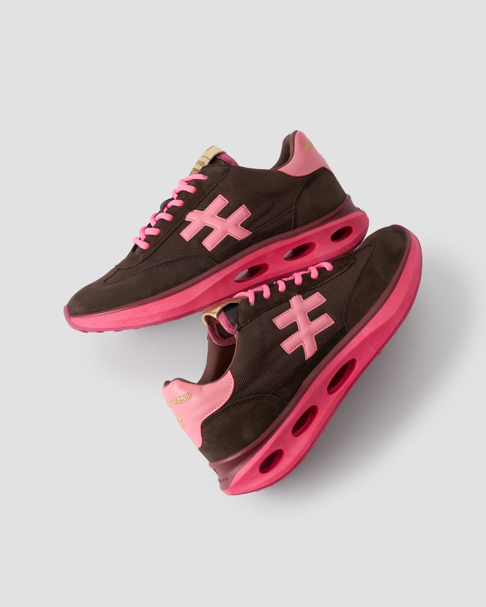 Trainers en color fuscia y marrón ideales para caminatas más cómodas 