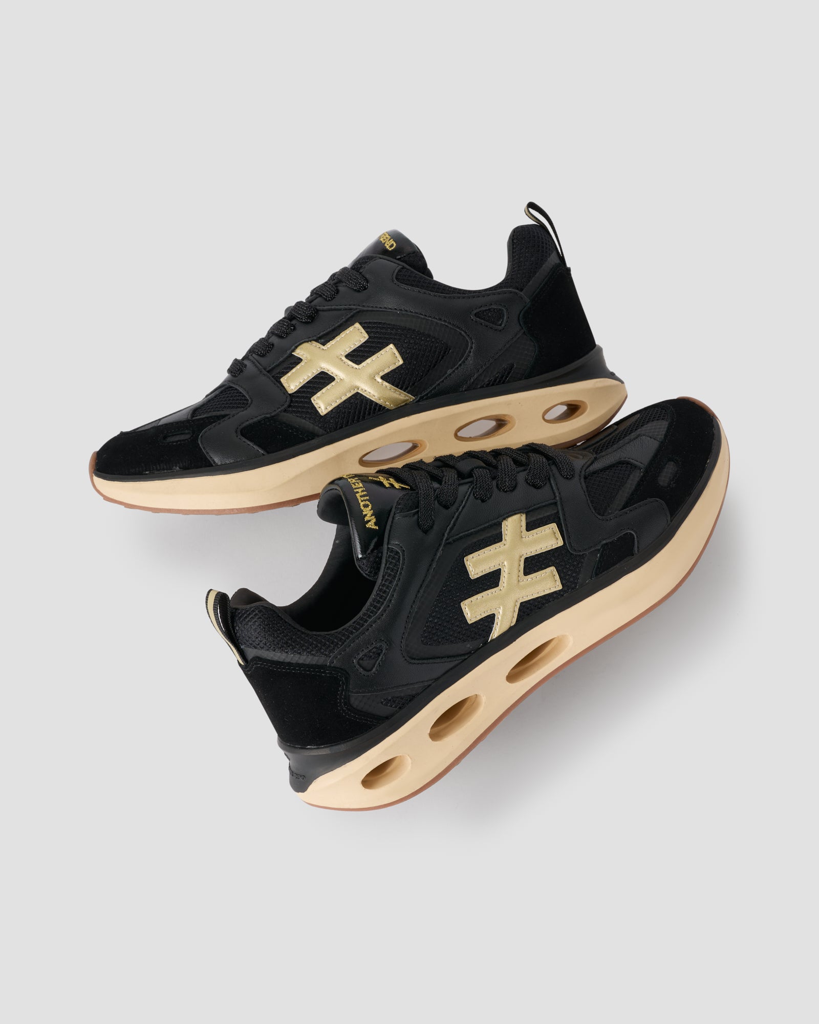 Sneakers deportivas con cordones y suela de goma, en color negro