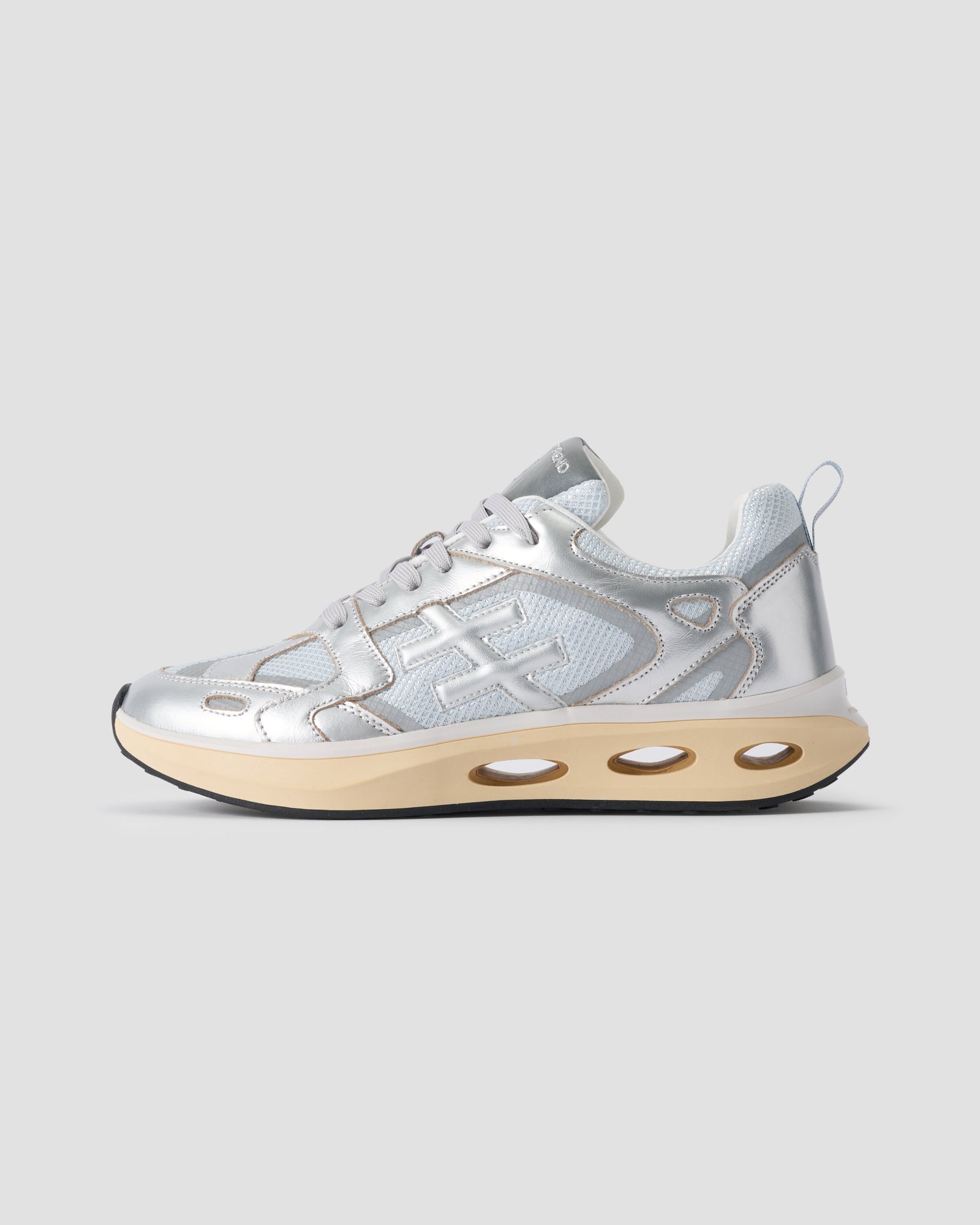 Zapatillas plateadas deportivas con cordones