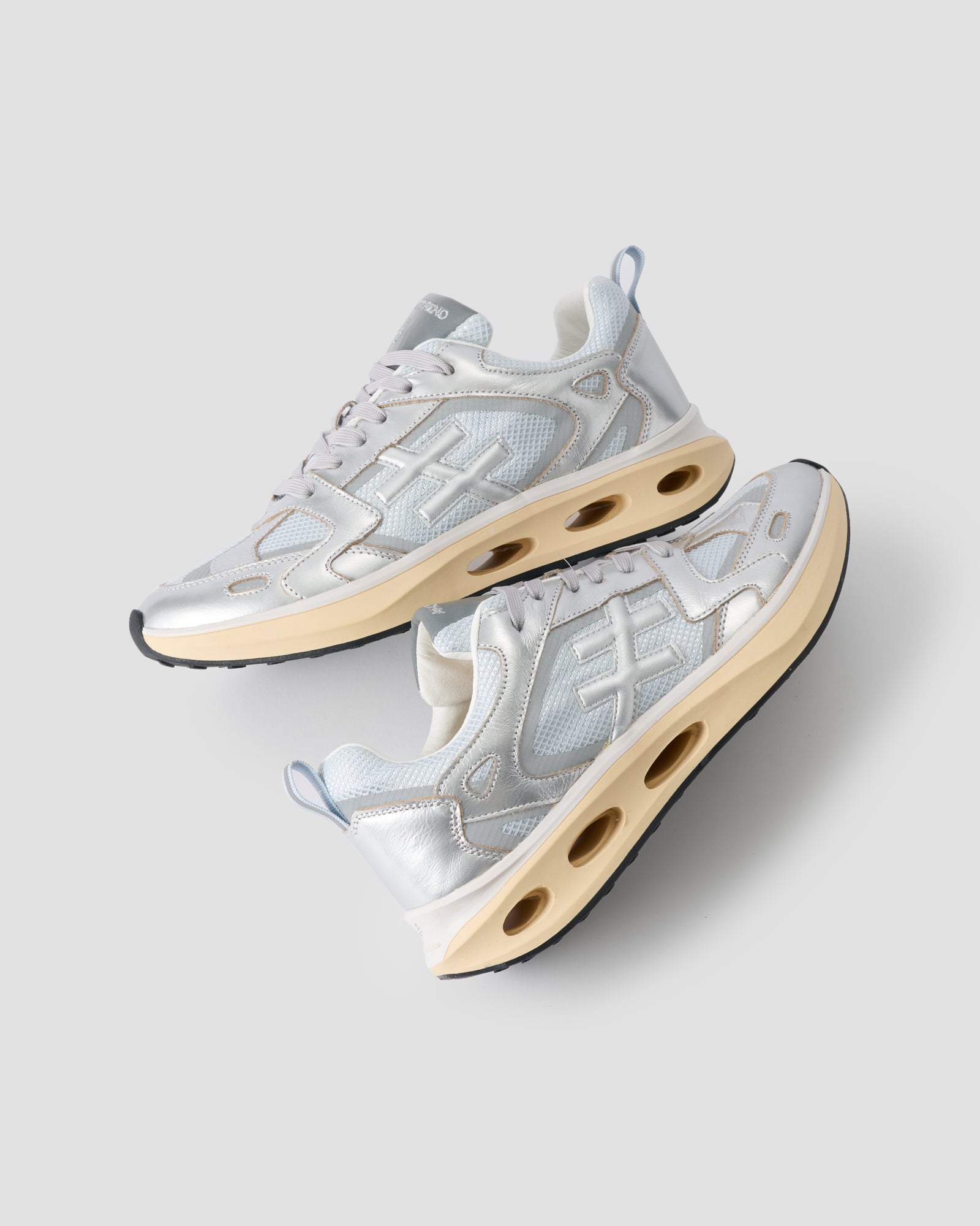 Sneakers deportivas plateadas con cordones