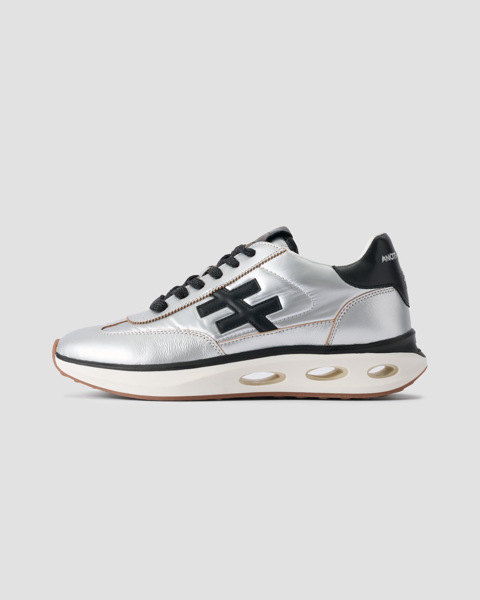 Zapatilla deportiva plateada y con cordones