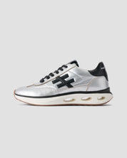 Zapatilla deportiva plateada y con cordones