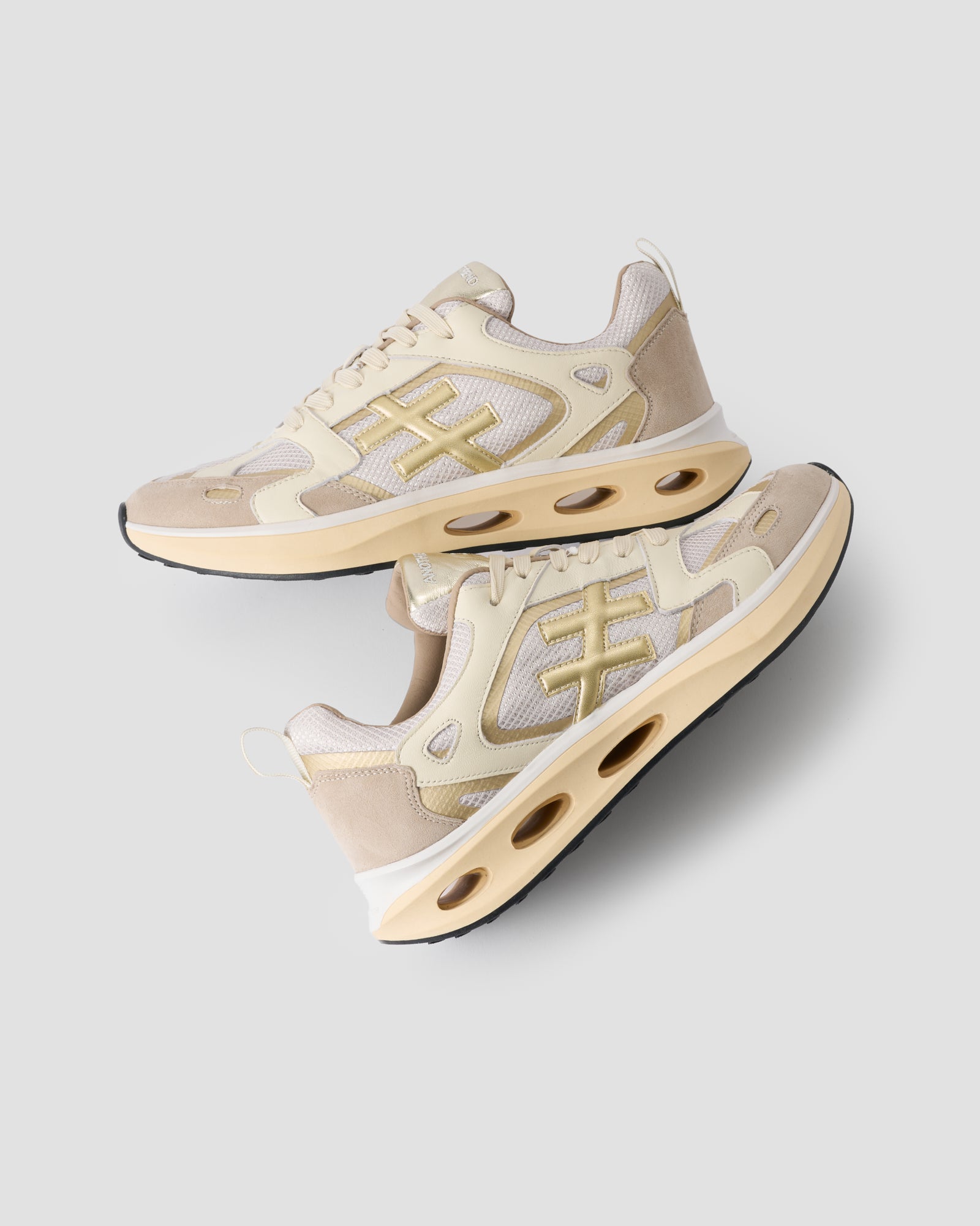 Seakers deportivas blancas con suela de goma