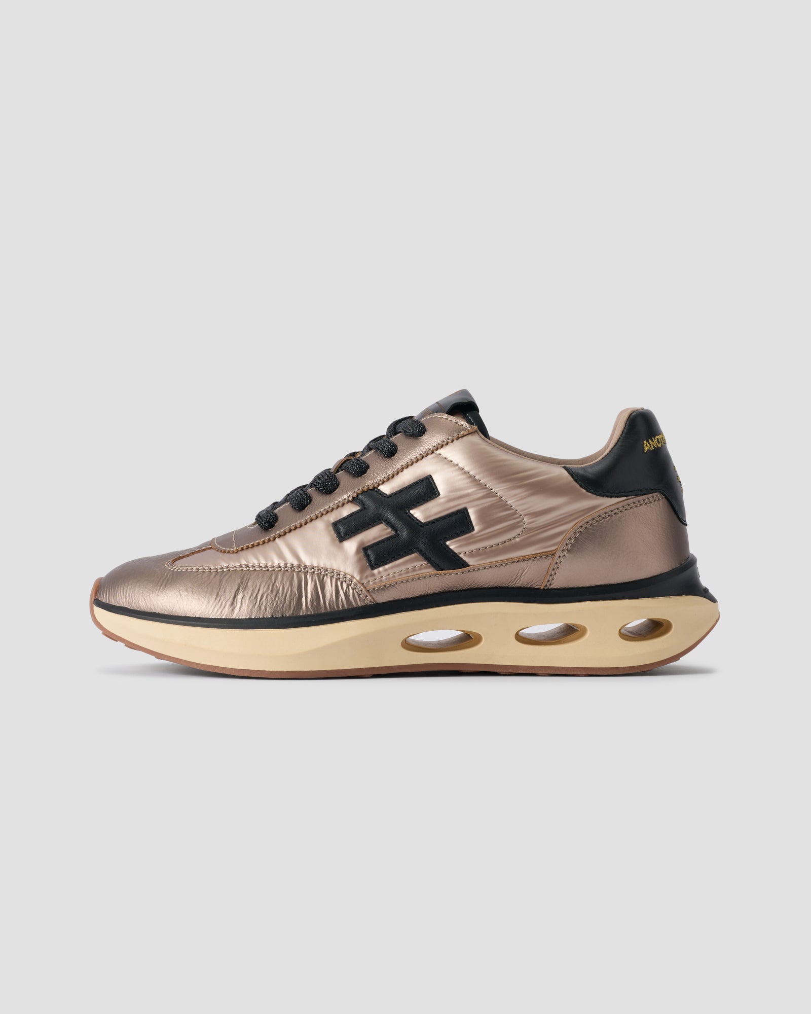 Zapatilla con cordones color bronce