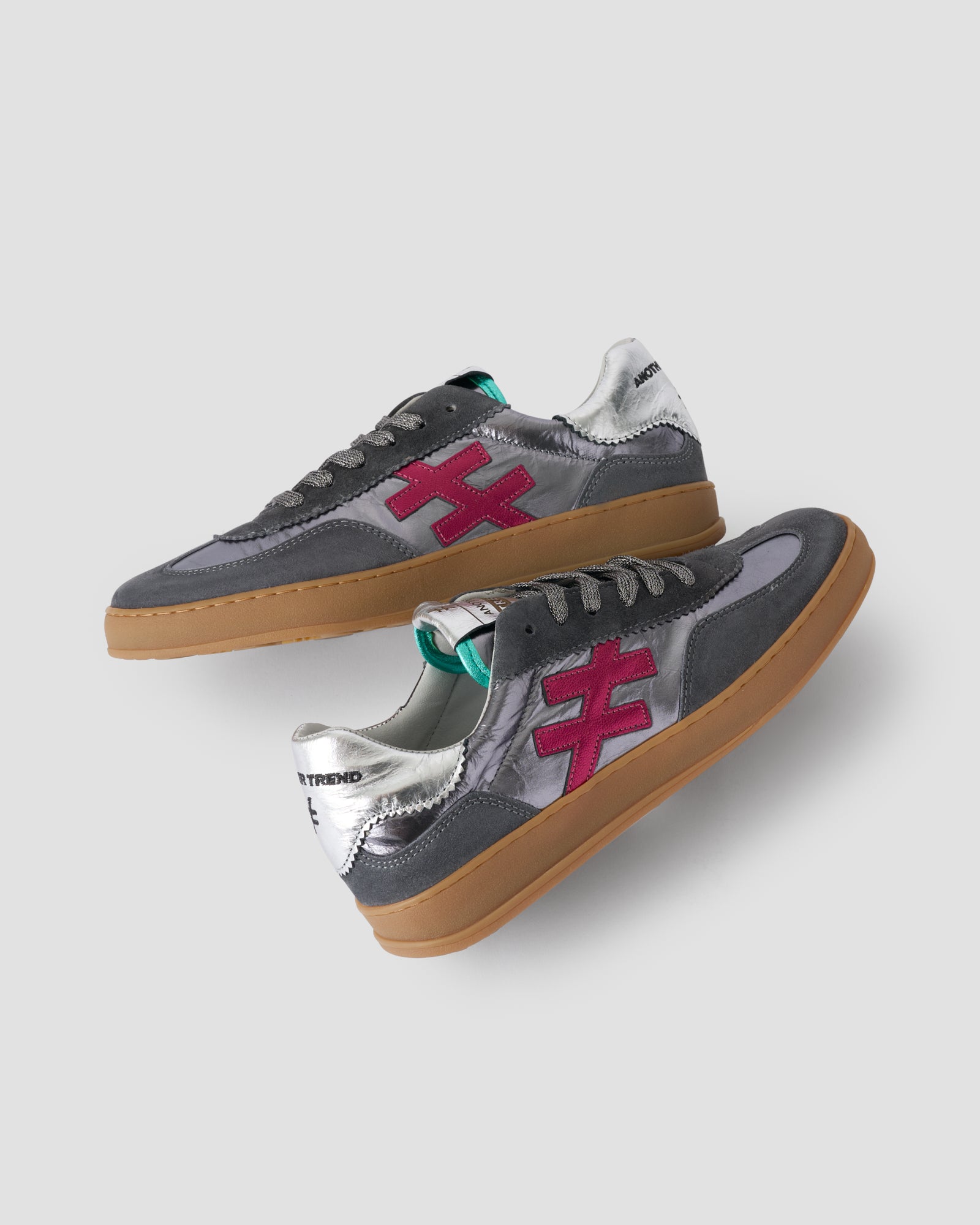 Zapatillas plateadas con cordones