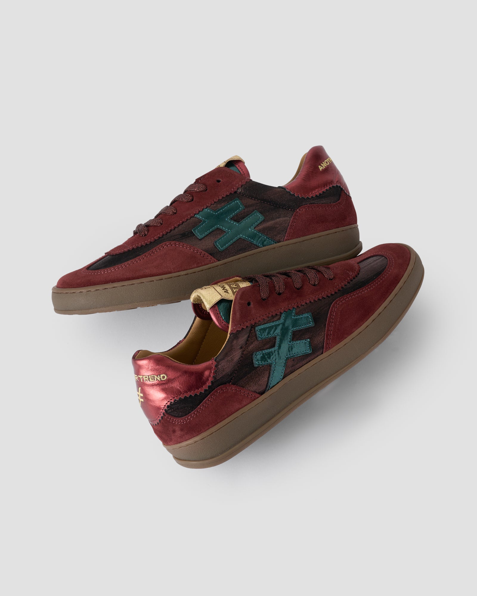 Zapatilla de vestir, con cordones, en tonos granate