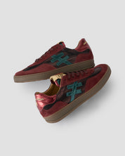 Zapatilla de vestir, con cordones, en tonos granate