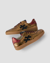 Zapatillas doradas con cordones