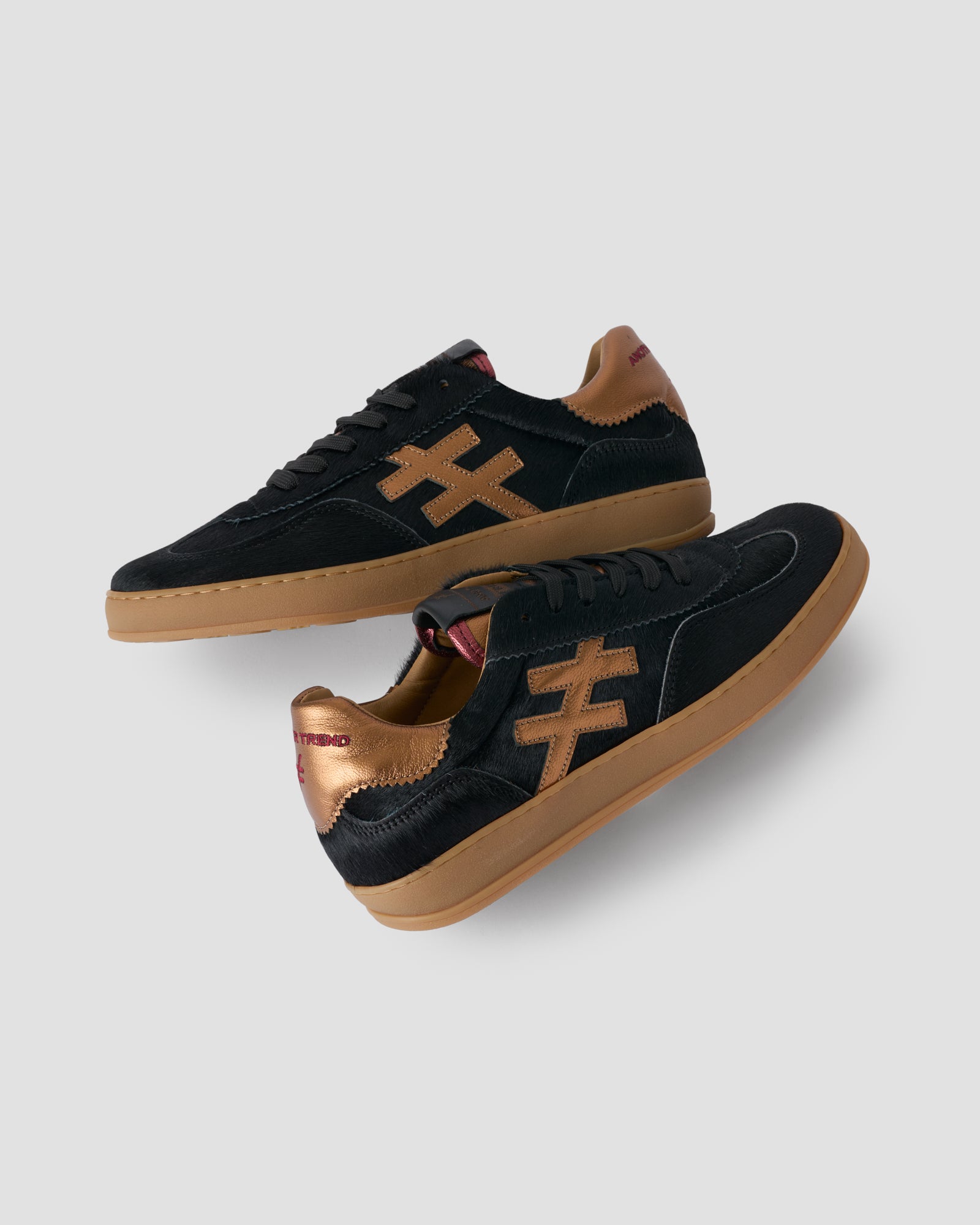 Zapatillas con cordones en color negro y marrón