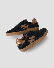 Zapatillas con cordones en color negro y marrón